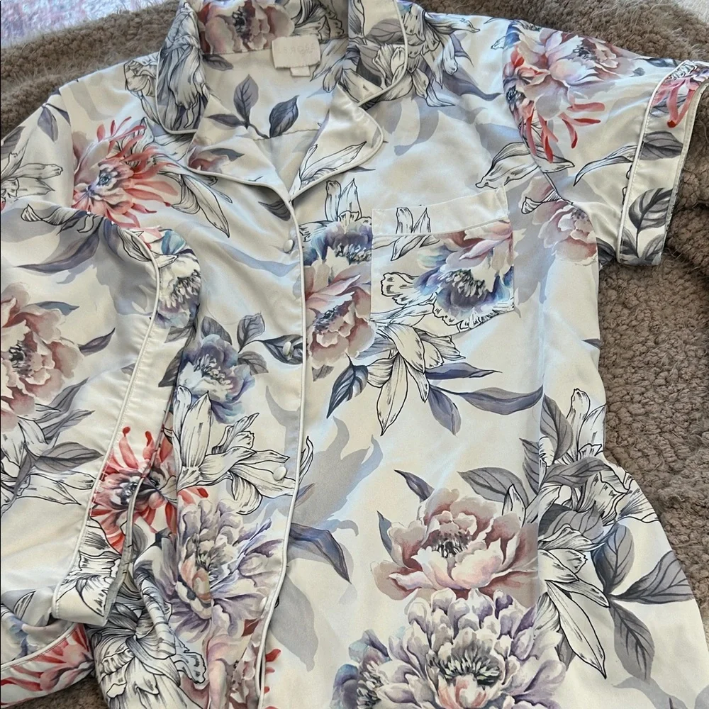 Silky Elegance, Floral Print Women's Shorty Pajama Set - Picture 6 of 6